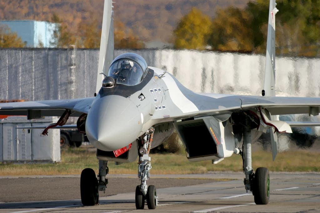 Самолет Су-35 получил новую усиленную переднюю опору шасси с двумя колесами